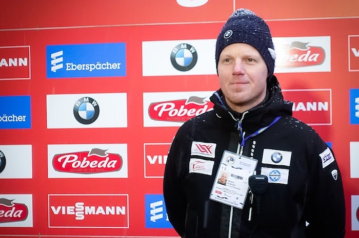 Huấn luyện viên trượt băng nằm Martins Rubenis của Latvia ngày 28/1/2018 (ảnh: Wikimedia Commons).