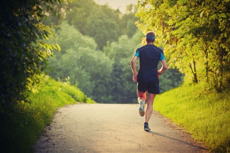 Chạy bộ giúp tiêu hao lượng mỡ thừa trong cơ thể, các cơ trở nên săn chắc hơn.