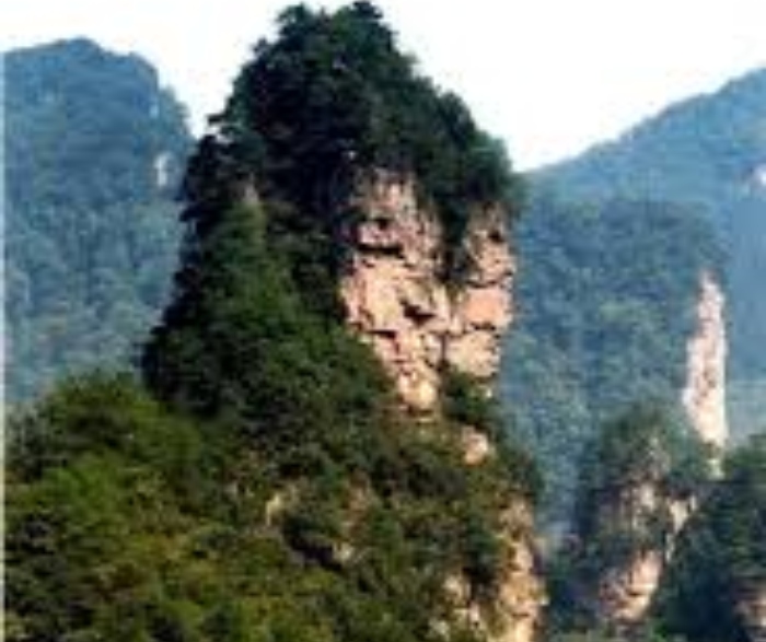 Đây là một khu vực núi đá độc đáo được hình thành trong quá trình dứt gãy và kiến tạo của địa chất. Những dải núi dài trùng điệp, những khối núi đá mang vẻ bằng phẳng trên đỉnh, không có độ nhấp nhô bao quanh thung lũng sâu thẳm. Núi Thiên Tử Sơn là tên gọi được đặt để tưởng nhớ vị tướng Đại Khôn của tộc người Tujia đã chiếm đóng xưng vương ở ngọn núi này.