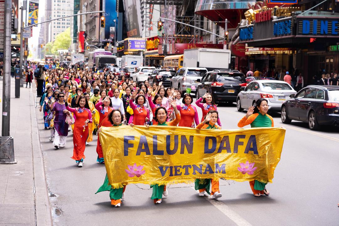 Các học viên Pháp Luân Công Việt Nam diễu hành tại Manhattan, New York, Mỹ ngày 16/5/2019 nhân ngày Pháp Luân Đại Pháp thế giới