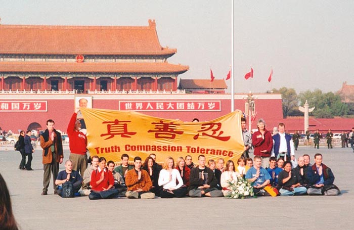2 giờ chiều ngày 20/11/2001, 36 người Tây phương đã đến quảng trường Thiên An Môn ở Bắc Kinh để thỉnh nguyện. Họ giăng biểu ngữ với dòng chữ "Chân - Thiện - Nhẫn" bằng cả tiếng Trung và tiếng Anh 
