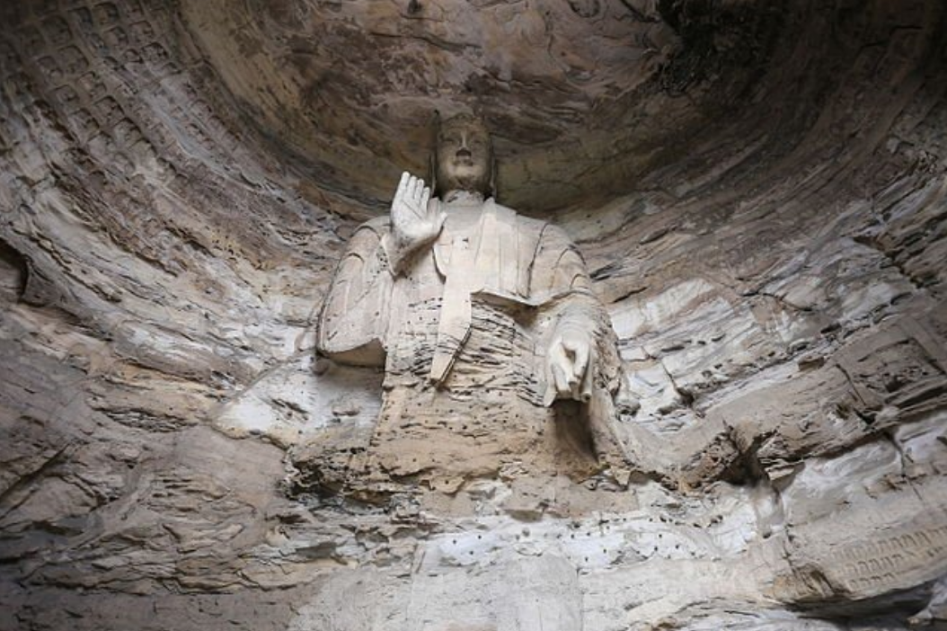 Tạc tượng Phật trong hang đá