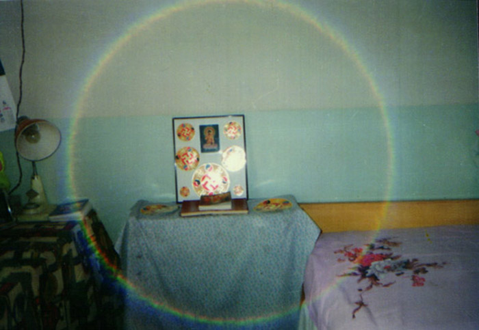 Bức ảnh chụp đồ hình Pháp Luân tại nhà một học viên Pháp Luân Công, trong ảnh xuất hiện một vòng tròn sáng bảy màu 
