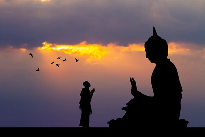 Kỳ thực chỉ cần thành tâm tín Phật, dựa theo lời Phật giảng mà thực hành, thì dù cho không thắp hương bái Phật, Phật cũng ở bên trên trông chừng và bảo hộ con người.