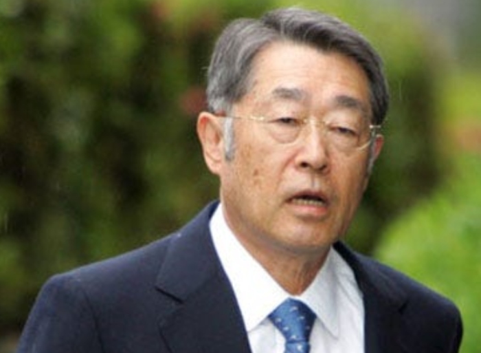 Yoshiaki Tsutsumi là tỷ phú người Nhật Bản, ông từng giữ ngôi vị Người giàu nhất thế giới trong 4 năm liên tiếp kể từ 1987 cho đến 1990 theo xếp hạng của Forbes.