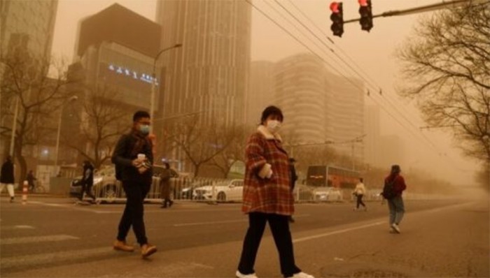 Vào sáng sớm ngày 15/3, Bắc Kinh đã phải hứng chịu một trận bão cát lớn, nồng độ PM10 tăng vọt, cát vàng phủ kín bầu trời