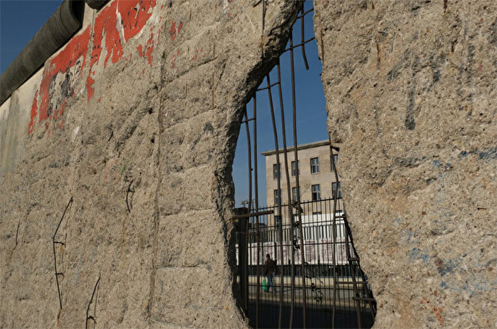 Một phần của bức tường Berlin được giữ lại, để xem như là một minh chứng của lịch sử 