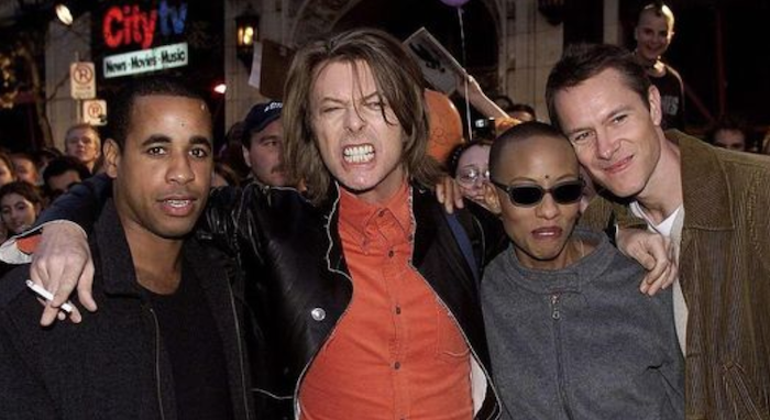 Tay trống Sterling Campbell (bên trái) chụp ảnh cùng ca sỹ David Bowie (thứ hai từ trái sang) (ảnh chụp màn hình Facebook David Bowie News).