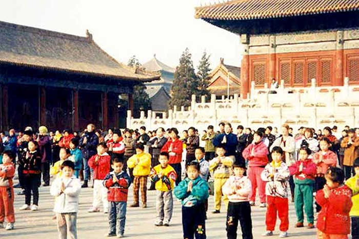 Luyện công tập thể tại Cung Văn hóa Bắc Kinh trong Hội nghị Chia sẻ Kinh nghiệm Quốc tế Pháp Luân Công năm 1998