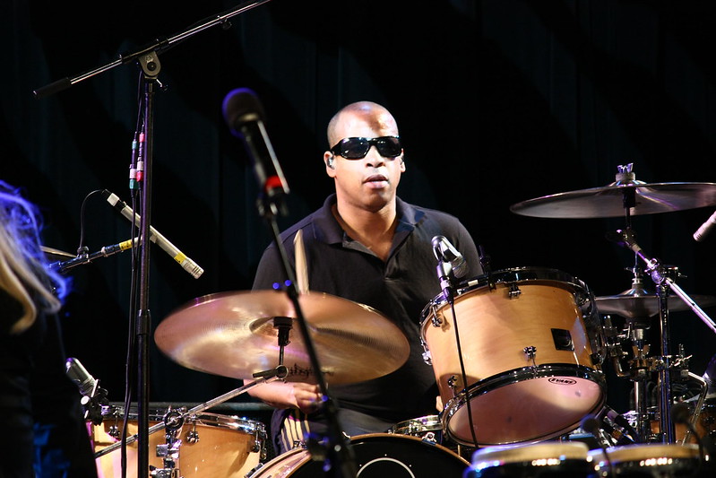 Sterling Campbell đánh trống trong một buổi biểu diễn của Nhóm B-52s tại Table Mountain Casino in Friant, CA, Mỹ, ngày 4/2/2009 (ảnh: Flickr).