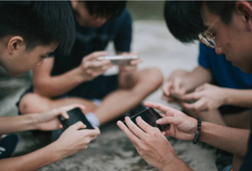 Điện thoại di động chôn vùi tương lai của thế hệ thanh niên.