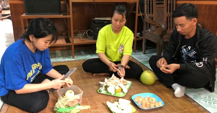 Pháp Luân Đại Pháp tu luyện một Pháp luân, hay “bánh xe Pháp”. Tự bản thân Pháp Luân là vật chất cao năng lượng có linh tính. Pháp Luân mà Sư phụ Lý Hồng Chí cài ở bụng dưới cho mỗi học viên xoay chuyển không ngừng ở không gian khác 24 giờ trong ngày. (Những người tu luyện chân chính đọc các sách Pháp Luân Đại Pháp, tham dự hoặc nghe ghi âm các bài giảng của Ông Lý Hồng Chí, hoặc học luyện tập từ các học viên Pháp Luân Đại Pháp khác, tất cả đều có thể nhận được Pháp Luân.) Pháp Luân tự động trợ giúp học viên tu luyện. Điều đó có nghĩa là, Pháp luyện người tu mọi lúc, bất kể họ có tập công hay không. Đây là phương pháp tu luyện duy nhất trong tất cả những môn pháp truyền xuất trên thế giới hiện nay có thể đạt được “Pháp luyện người”.