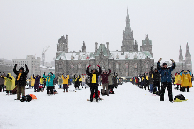 Ngày 3/2/2012, hơn 300 học viên Pháp Luân Công từ miền đông Canada tổ chức một sự kiện thỉnh nguyện dưới trời tuyết để kêu gọi Thủ tướng Canada Stephen Harper giúp ngăn chặn cuộc bức hại ở Trung Quốc. Sự kiện được tổ chức bên ngoài Tòa nhà Quốc hội Canada ở thủ đô Ottawa (ảnh: Minh Huệ).