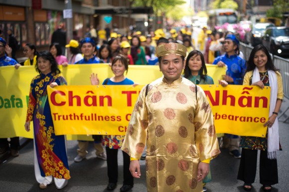 Các học viên Pháp Luân Đại Pháp Việt Nam diễu hành tại thành phố New York, Mỹ nhân ngày Pháp Luân Đại Pháp thế giới 2017 (ảnh: The Epoch Times).