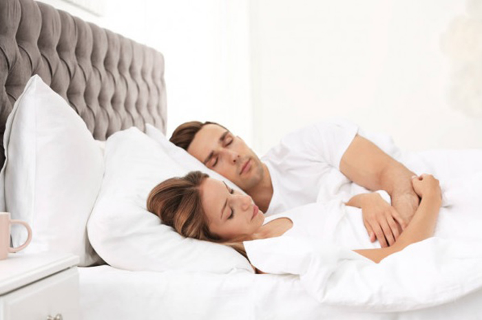 Khi ngủ thì chồng nằm bên trái của vợ; Quan niệm ‘Nam tả nữ hữu’ nghĩa là gì; nam bên trái nữ bên phải.