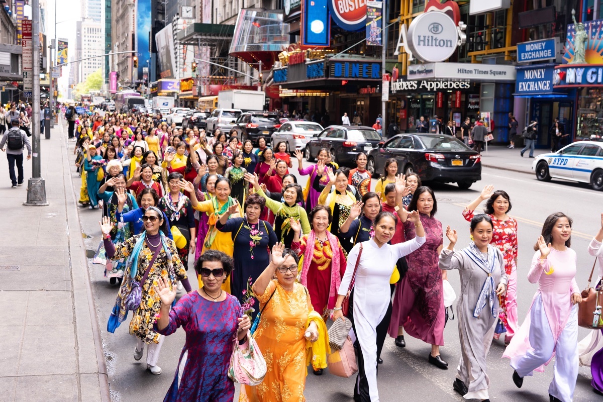 Các học viên Pháp Luân Công Việt Nam tham gia đoàn diễu hành mừng ngày Pháp Luân Đại Pháp thế giới 2019 tại Manhattan, thành phố New York, Mỹ vào ngày 16/5/2019 (ảnh: The Epoch Times).