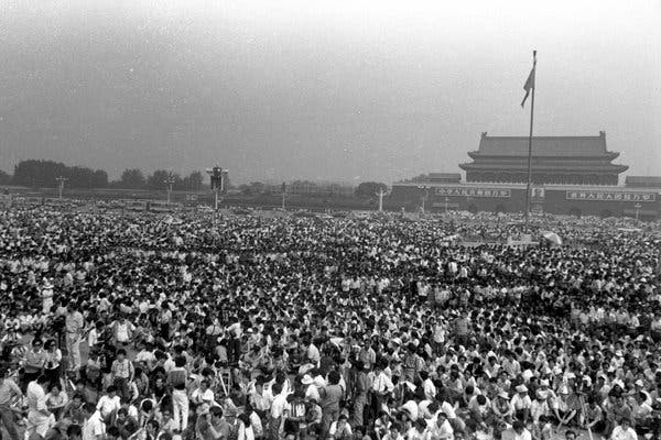 Những người biểu tình tại Quảng trường Thiên An Môn xem lễ khánh thành bức tượng Nữ thần Dân chủ vào cuối tháng 5 năm 1989. Bức tượng bị phá hủy chưa đầy một tuần sau khi các cuộc đàn áp bạo lực bắt đầu. Ảnh: Jian Liu/Humanitarian China.