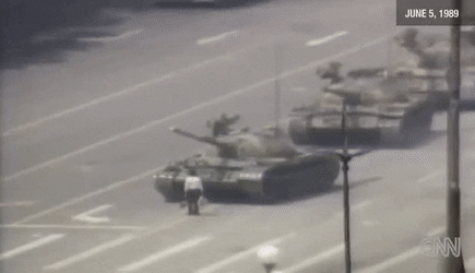 Tank Man, người đàn ông đứng chắn đoàn xe tăng vào sáng sớm 5/6/1989, ngay sau vụ Thảm sát Thiên An Môn ngày 4/6. Ảnh: Internet.