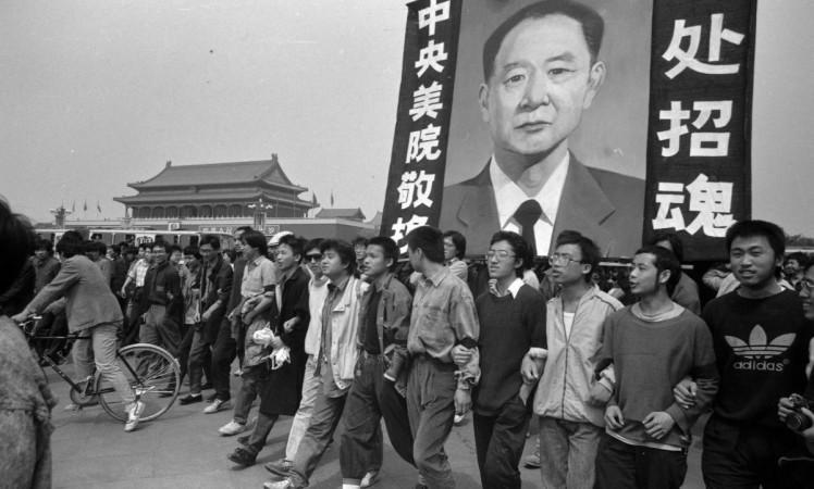Ảnh trước vụ thảm sát Thiên An Môn.Các sinh viên tuần hành tại Quảng trường Thiên An Môn vào tháng 4 năm 1989 để tưởng nhớ cựu lãnh đạo Hồ Diệu Bang (ảnh: Jian Liu/Humanitarian China).