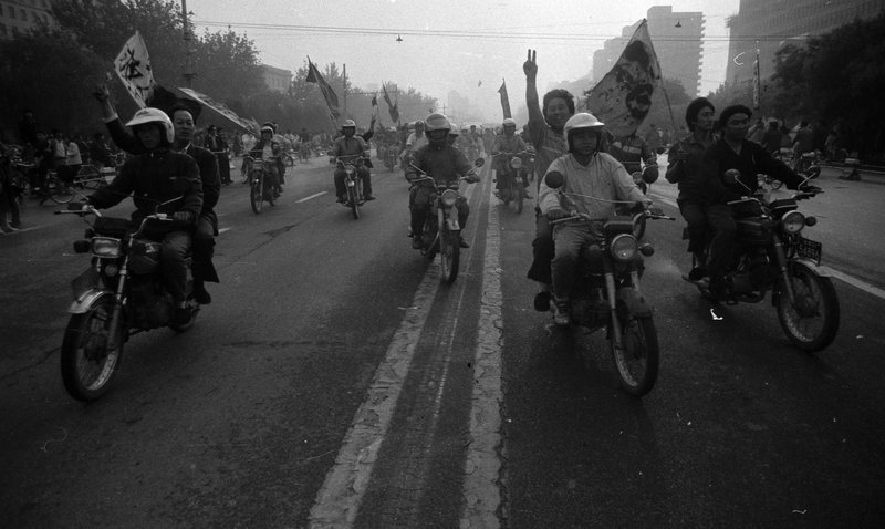 Một nhóm đi xe máy với biểu ngữ ủng hộ với các sinh viên trong phong trào Thiên An Môn vào ngày 30/5/1989 (ảnh: Jian Liu/Humanitarian China).