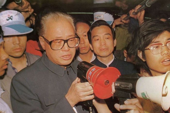 Triệu Tử Dương phát biểu đầy cảm thông với các sinh viên tại Quảng trường Thiên An Môn ngày 19/5/1989. Đây là lần cuối cùng ông được phép xuất hiện trước công chúng. Ảnh tải từ China Digital Times.