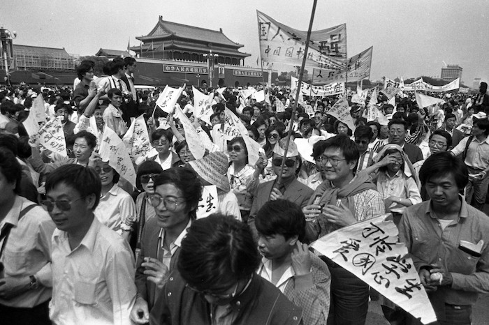 Một cuộc tuần hành vào giữa tháng 5 năm 1989, trong đó người dân thành phố và thậm chí một số quan chức chính phủ đã xuống đường để bày tỏ sự ủng hộ với các sinh viên (ảnh: Liu Jian).