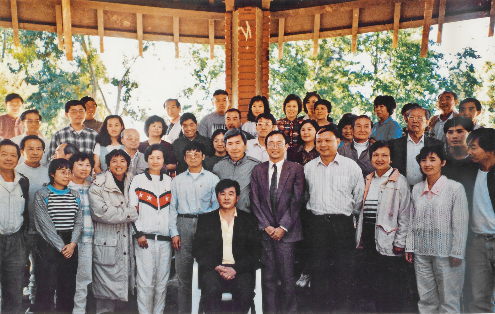 Đại sư Lý Hồng Chí (ngồi giữa) và các học viên ở San Francisco Bay Area, chụp ngày 05 tháng 10 năm 1996 