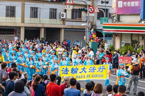Học viên Pháp Luân Đại Pháp tham gia diễu hành trong Lễ hội Văn hóa Quốc tế Quận Cương Sơn ở Cao Hùng - Đài Loan ngày 1 tháng 10 năm 2020