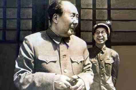 Mao Trạch Đông là người phát động Cách mạng Văn hóa. Vợ ông ta, Giang Thanh (bên phải) là một trong bốn thành viên Tứ Nhân Bang gây ra những thảm cảnh trong thời Cách mạng Văn hóa. 