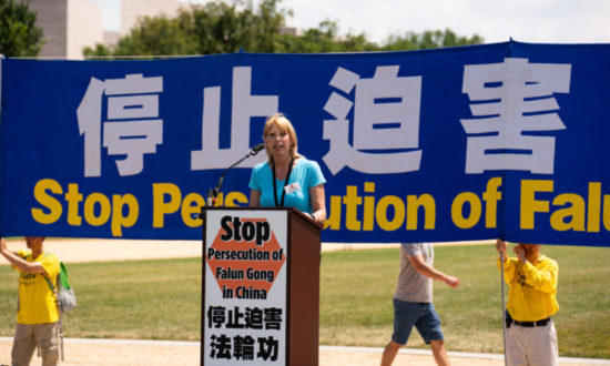 Dede Laugesen, giám đốc điều hành của Tổ chức Cứu trợ những Cơ đốc nhân bị đàn áp, phát biểu tại một cuộc mít tinh đánh dấu năm thứ 22 của cuộc đàn áp ở Trung Quốc, ở Washington vào ngày 16/7/2021. 