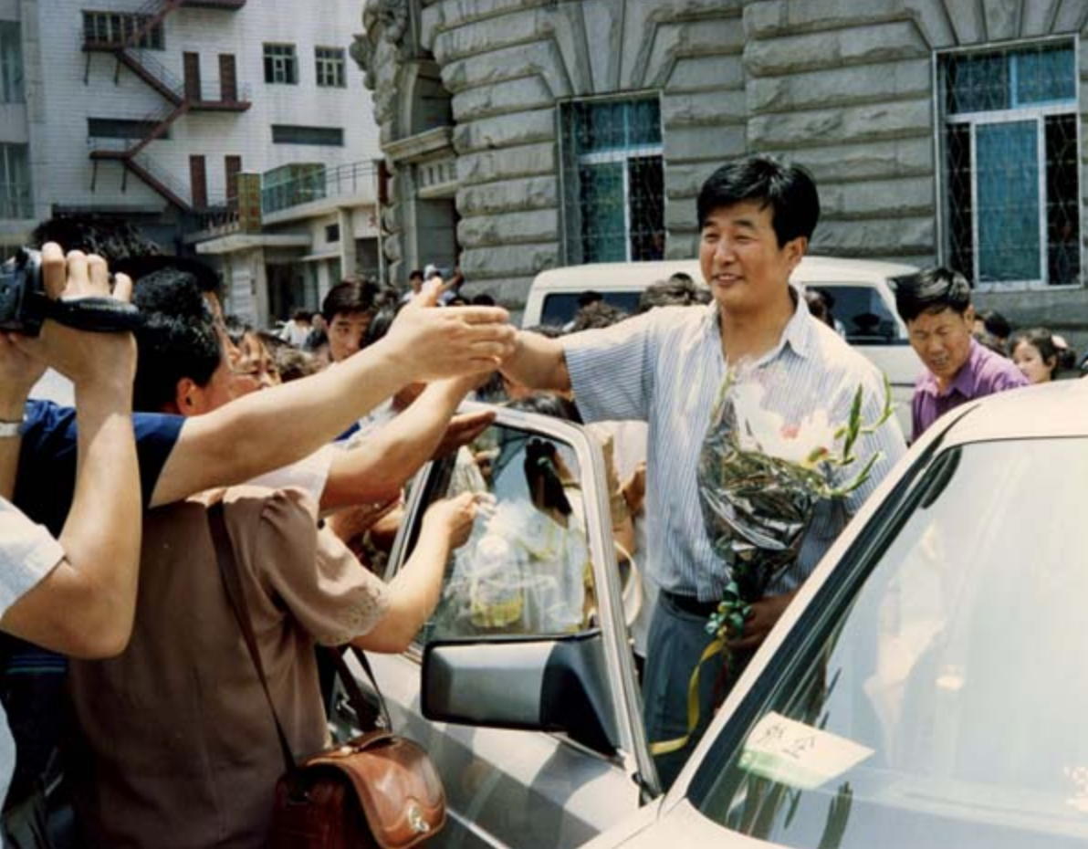 Hình ảnh giản dị của Sư Phụ Lý Hồng Chí trong thời gian đầu đi giảng Pháp trực tiếp các nơi vào năm 1994.