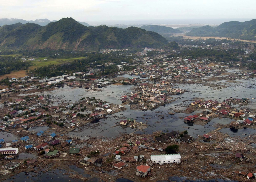 Một ngôi làng trên đảo Sumatra, Indonesia, chìm trong biển nước sau trận sóng thần năm 2004. Ảnh: Wikimedia Commons.