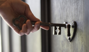 Cái khóa – biểu tượng của sự không tin tưởng giữa con người với con người