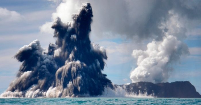 Núi lửa Tonga phun trào