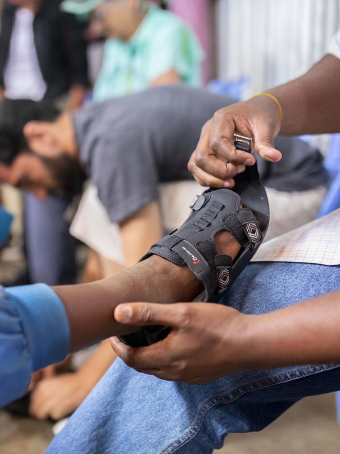Người đàn ông phát minh ra “giày co giãn” để giúp đỡ trẻ em nghèo