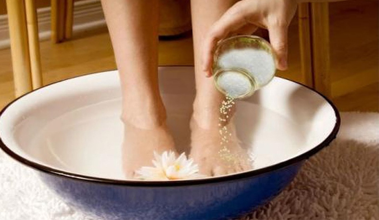 Một trong những phương pháp chống ung thư là ngâm chân trong nước ấm với muối thô