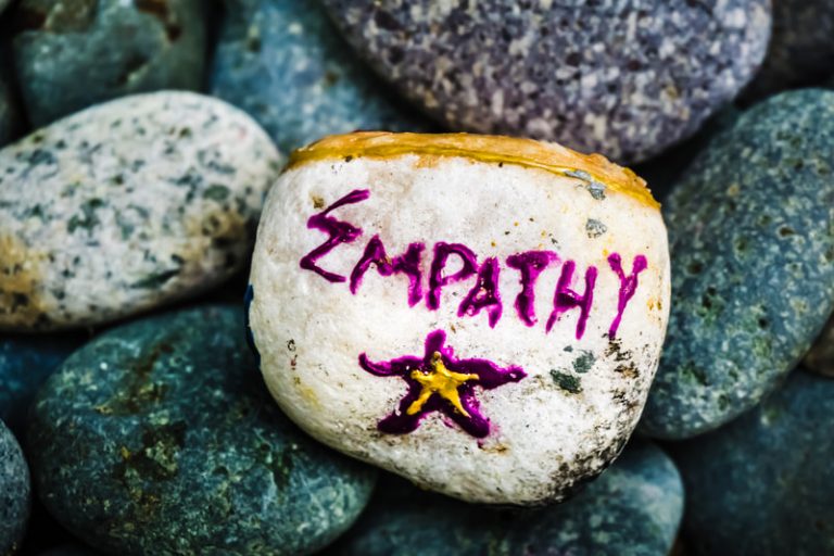 Tảng đá sơn đầy màu sắc với chữ 'Empathy' trên đó.