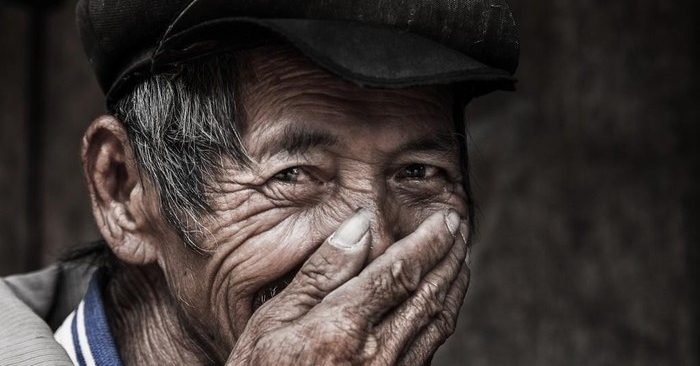 Người đàn ông đi khám bệnh cười