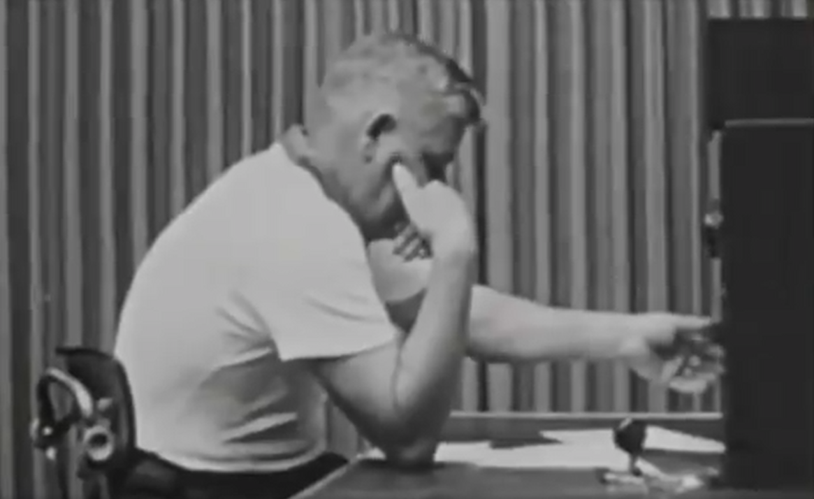 Trong những năm 1960, nhà tâm lý học của Đại học Yale Stanley Milgram đã tiến hành một loạt các thí nghiệm vâng lời dẫn đến một số kết quả đáng ngạc nhiên.