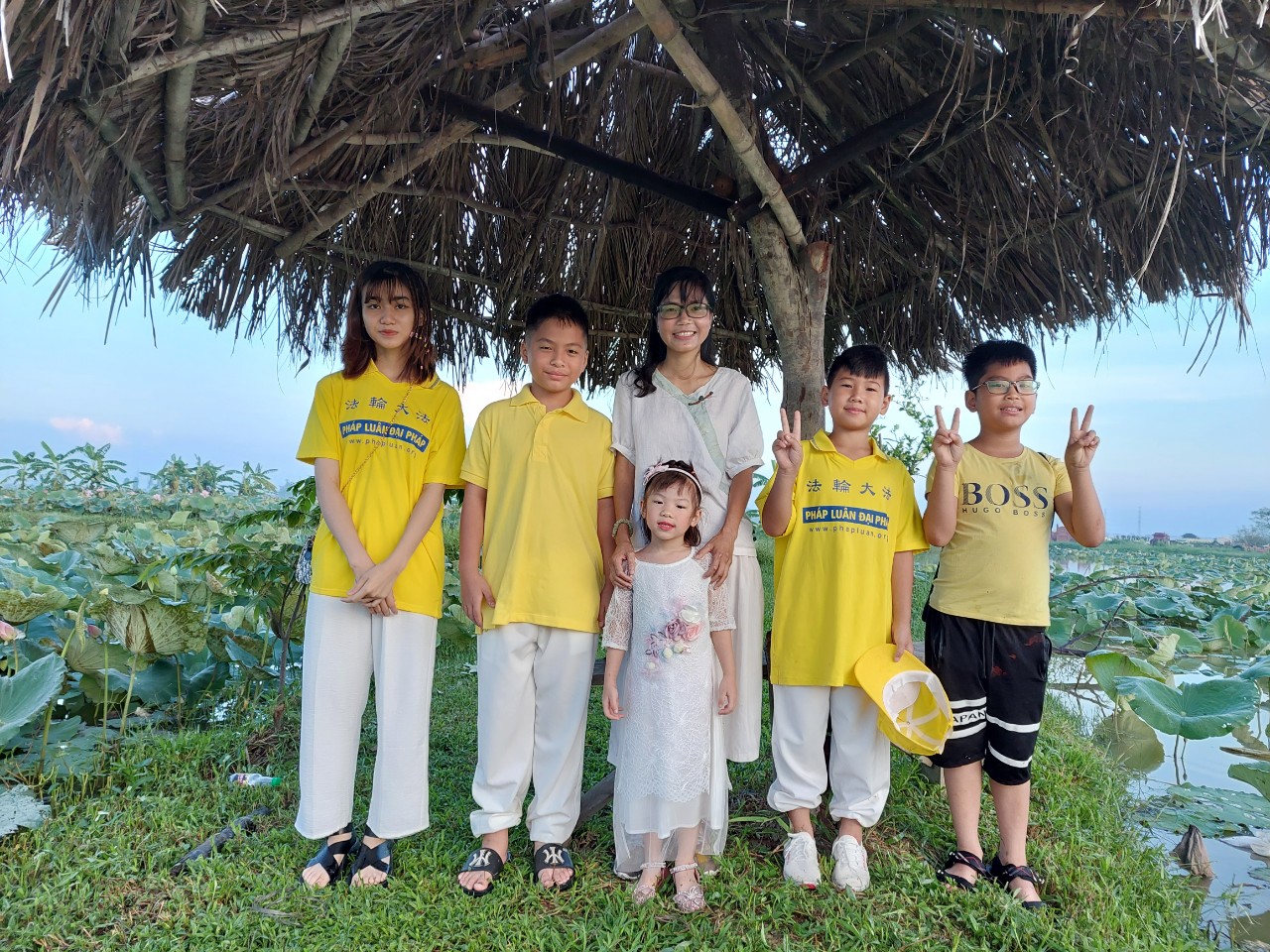 Cô Trang và các em nhỏ trong lớp Tiểu đệ tử Đại Pháp.