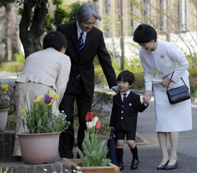 Cha mẹ người Nhật Bản dạy con lễ nghi, phép tắc.