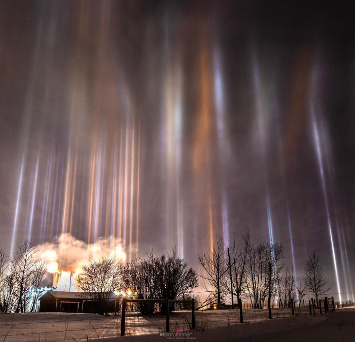 Nhiếp ảnh gia bắt gặp những cột sáng kỳ diệu trên bầu trời đêm