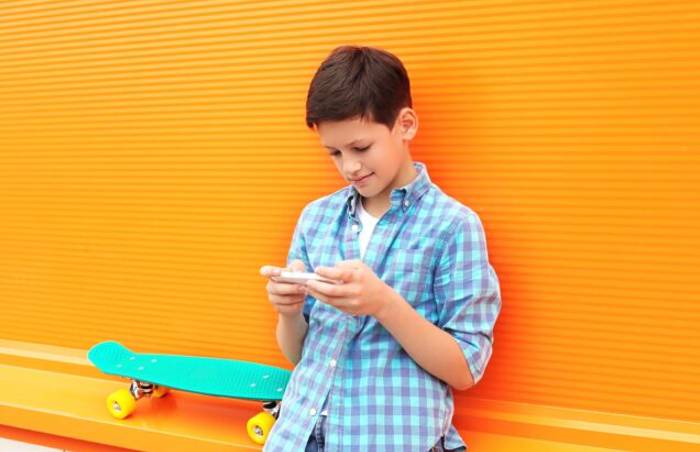 Làm sao để trẻ tránh xa điện thoại thông minh và mạng xã hội?