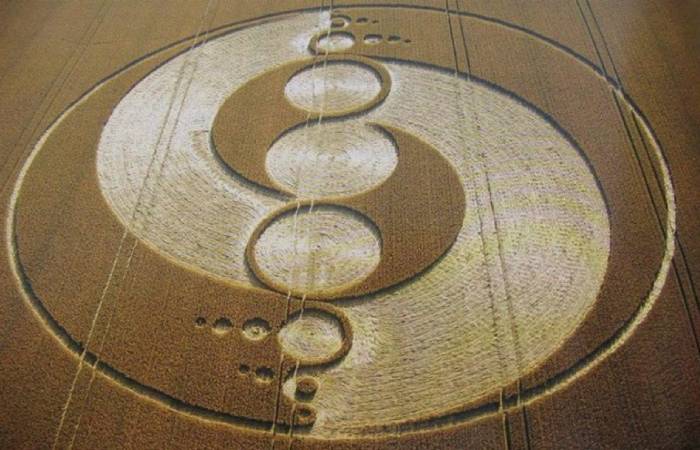 Crop circles; hình tròn trên cánh đồng; dấu vết của người ngoài hành tinh