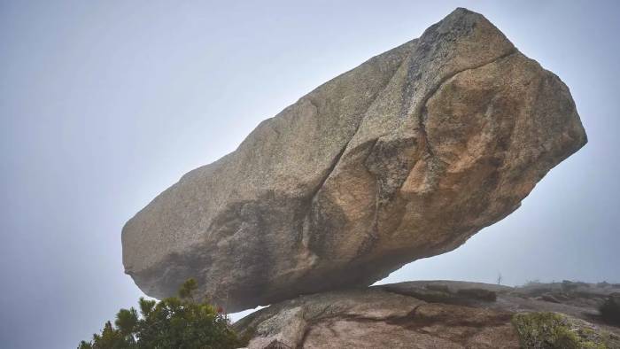 tảng đá treo ở Nga; tảng đá treo bí ẩn; tảng đá treo ở Siberia