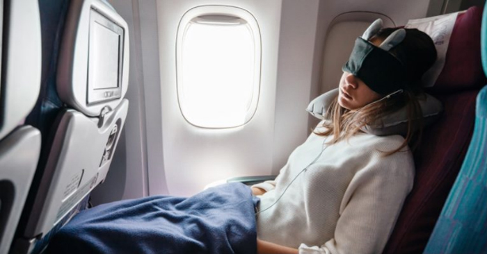 7 mẹo hay giúp bạn ngủ ngon trên máy bay