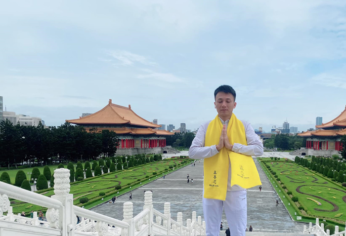 Bỏ lại quá khứ bất hảo, cuộc đời sang trang nhờ cuốn sách quý