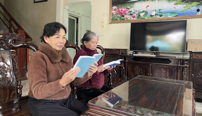 Thấy sự kỳ diệu của 9 chữ chân ngôn, bà lão bước vào tu luyện Đại Pháp