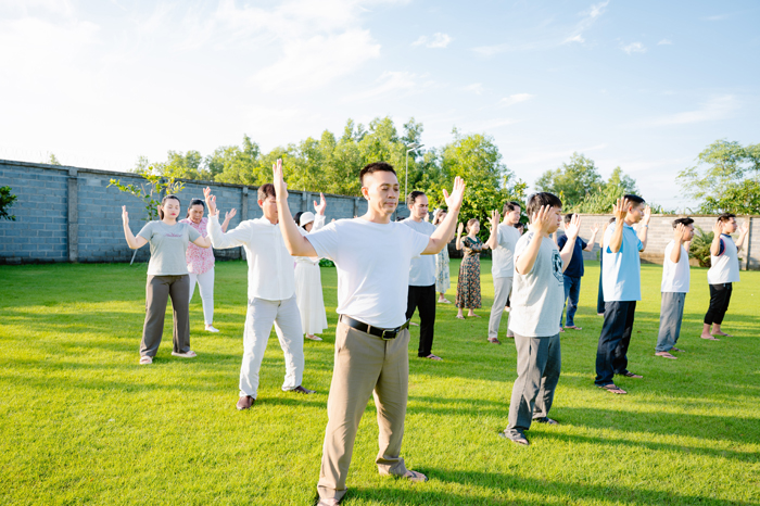 Bao nhiêu bệnh của tôi cứ dần khỏi hết sau vài tháng tu Pháp Luân Công