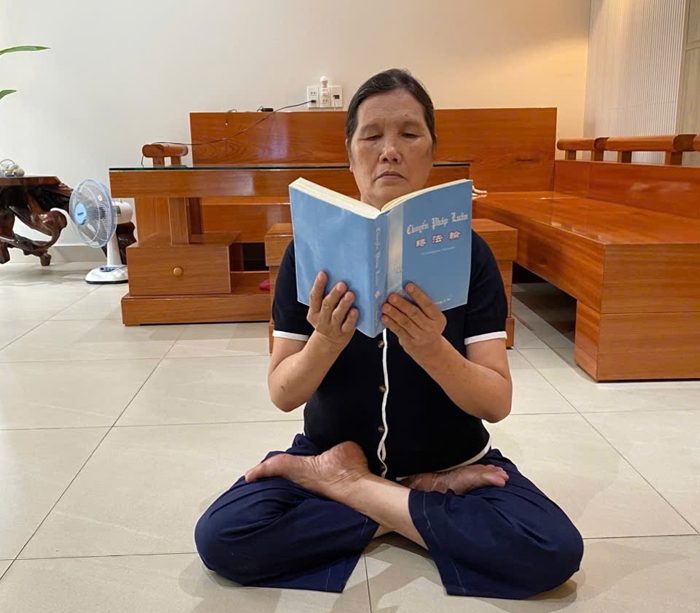 Hai chân hồi phục và đi lại bình thường sau 1 tuần tu luyện Pháp Luân Công